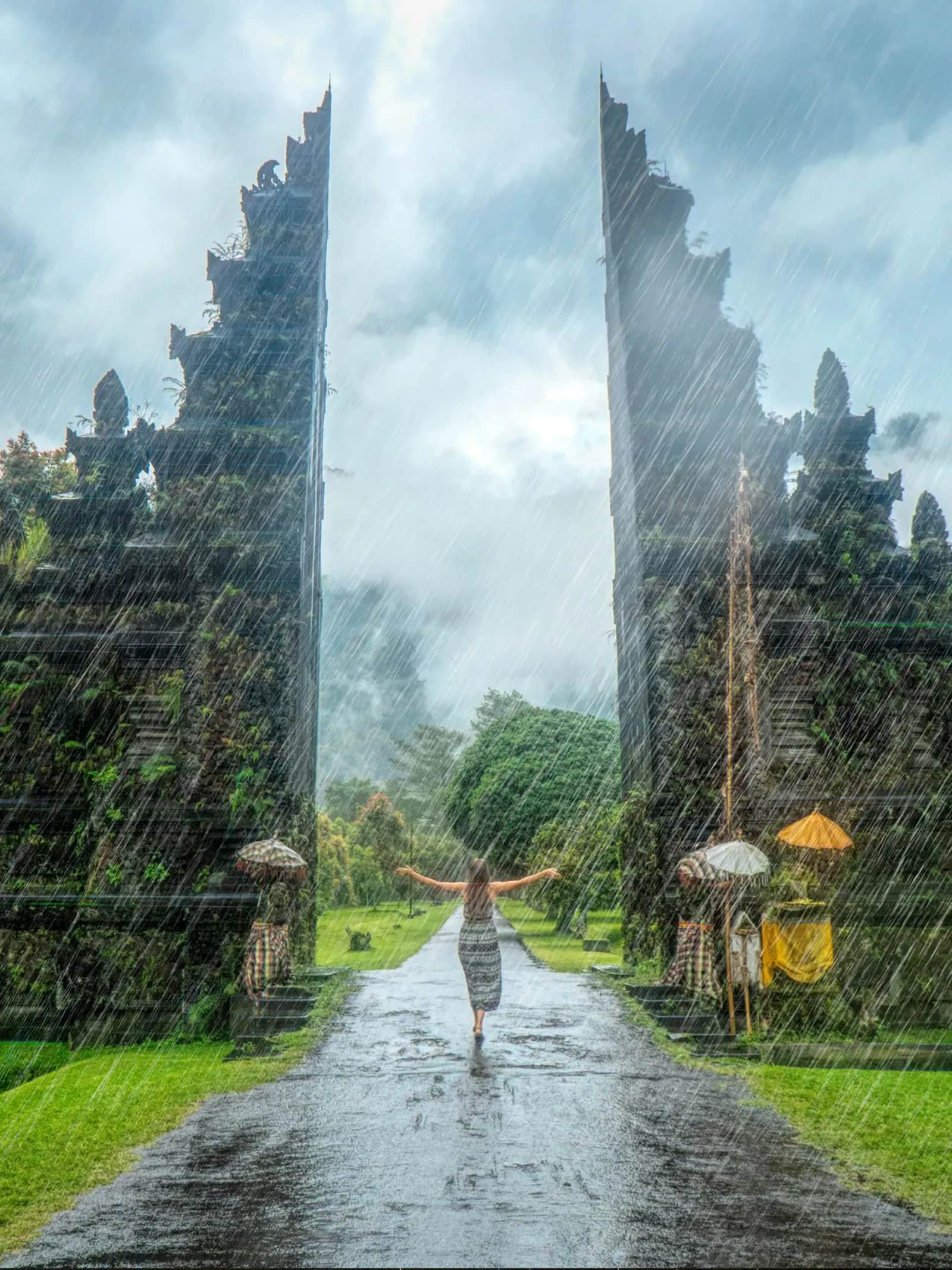 Pluie tropicale sur un temple balinais pendant la mousson
