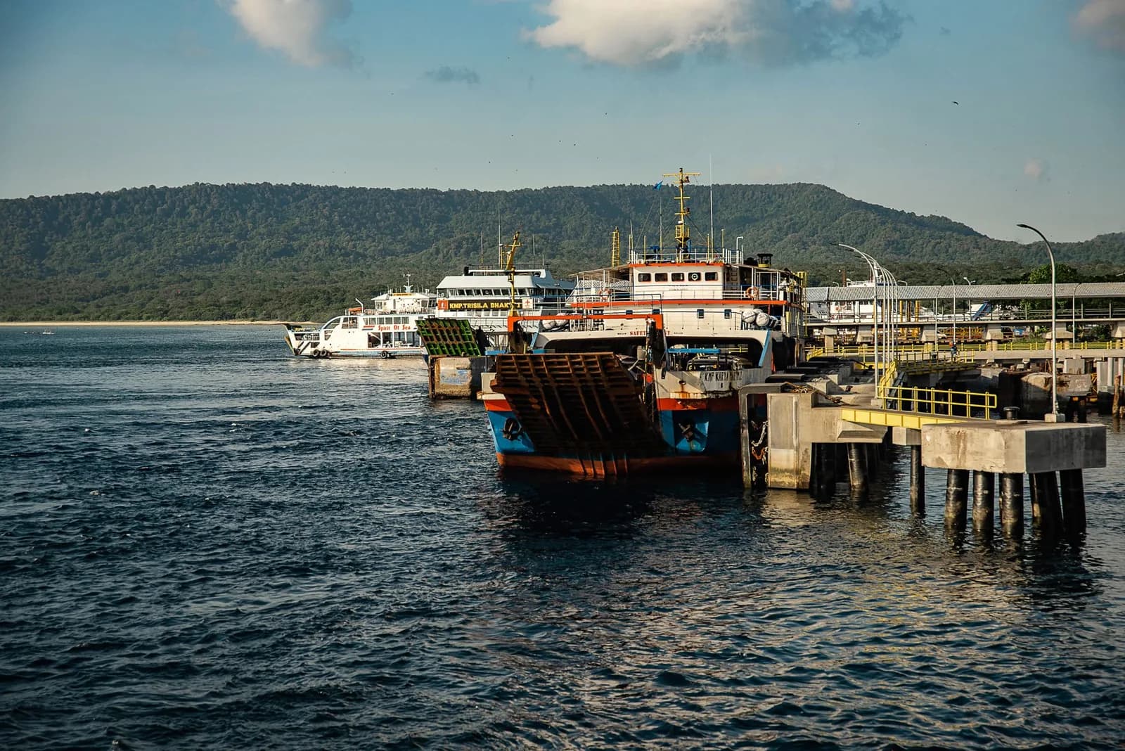 Incendie du ferry Putri Yasmin entre Bali et Lombok : une morte, et 212 personnes à bord au lieu de 131