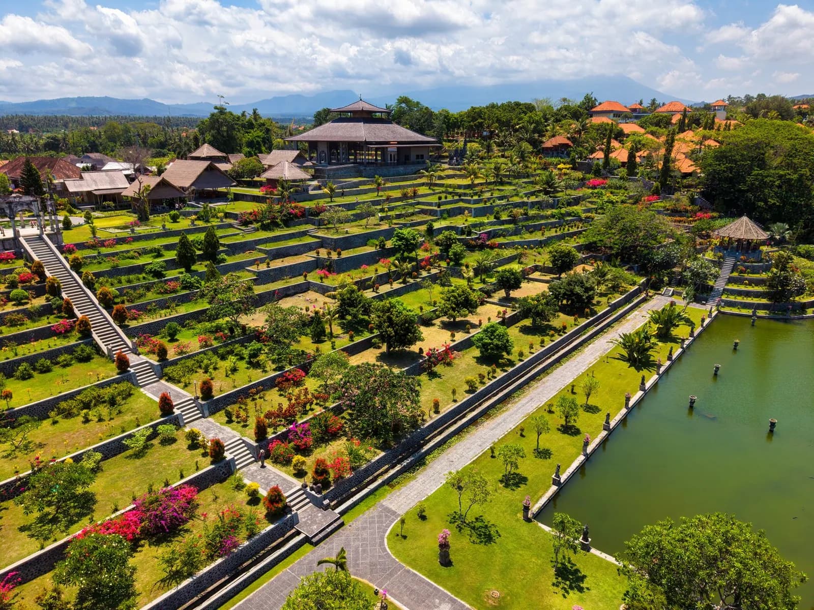 Vue aérienne des jardins en terrasses et du grand bassin du palais aquatique de Tirta Gangga, dans l'est de Bali