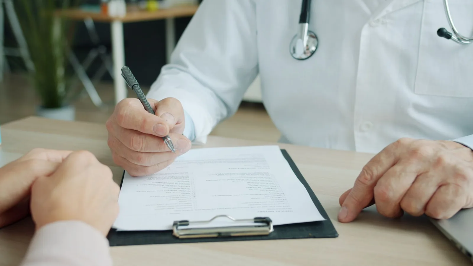 Dossier de souscription d'une assurance santé internationale, passeport et documents administratifs