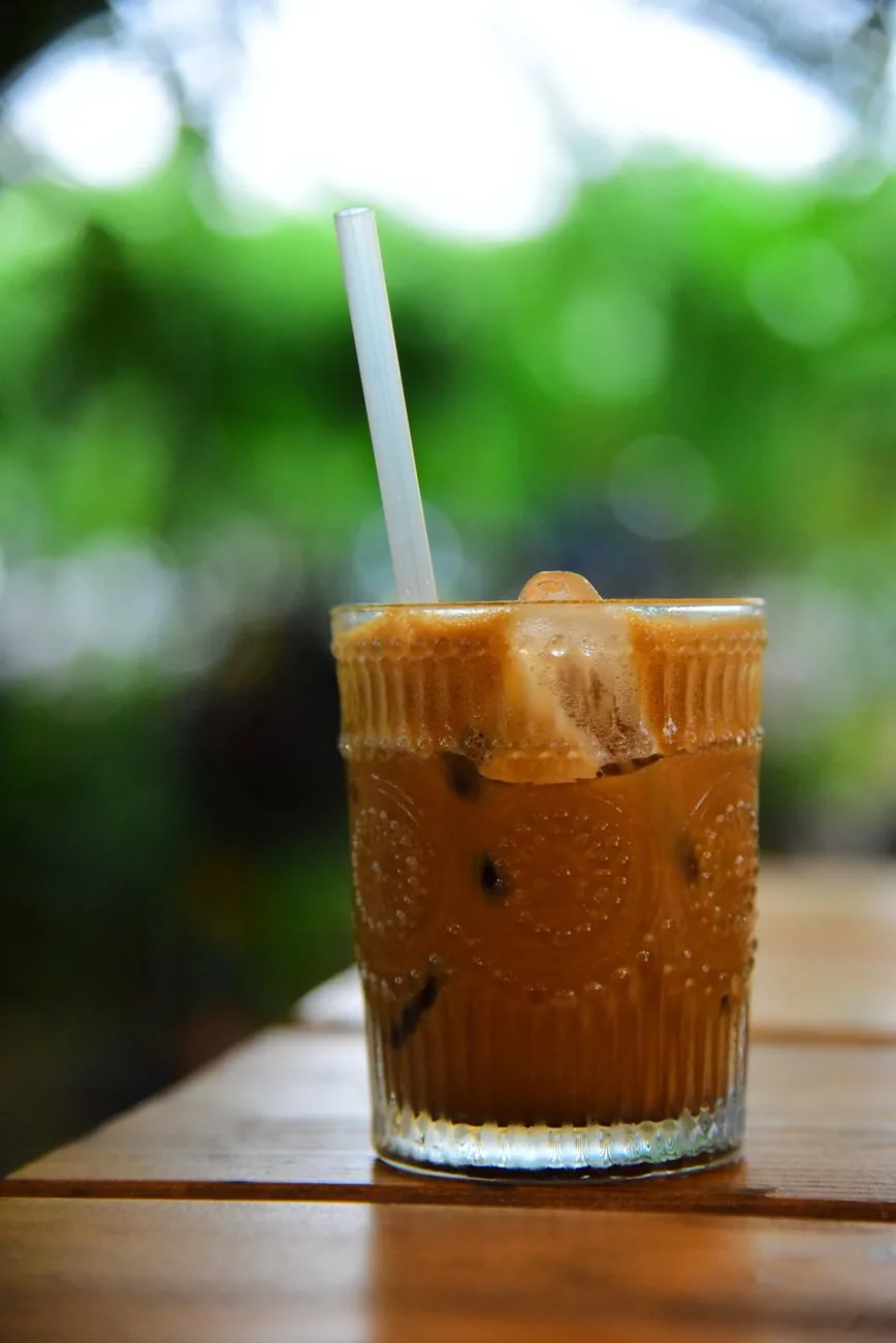 Verre de café glacé avec des glaçons servi dans un café à Bali