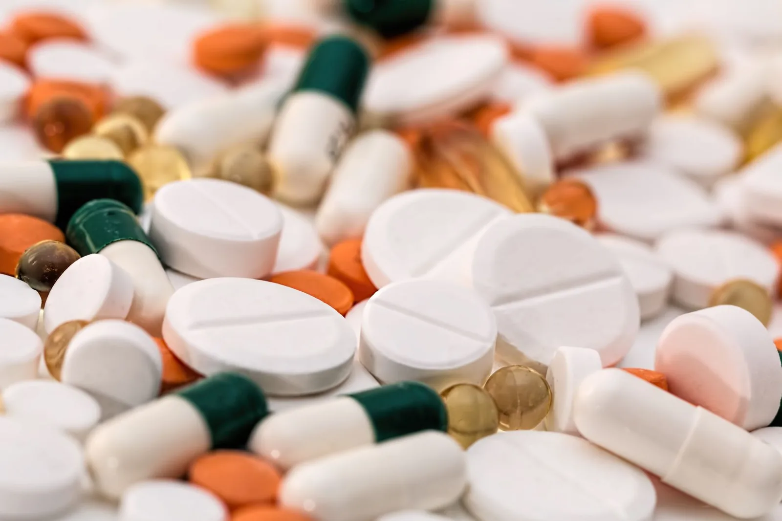 Comprimés et gélules d'une trousse de médicaments pour soigner la tourista à Bali