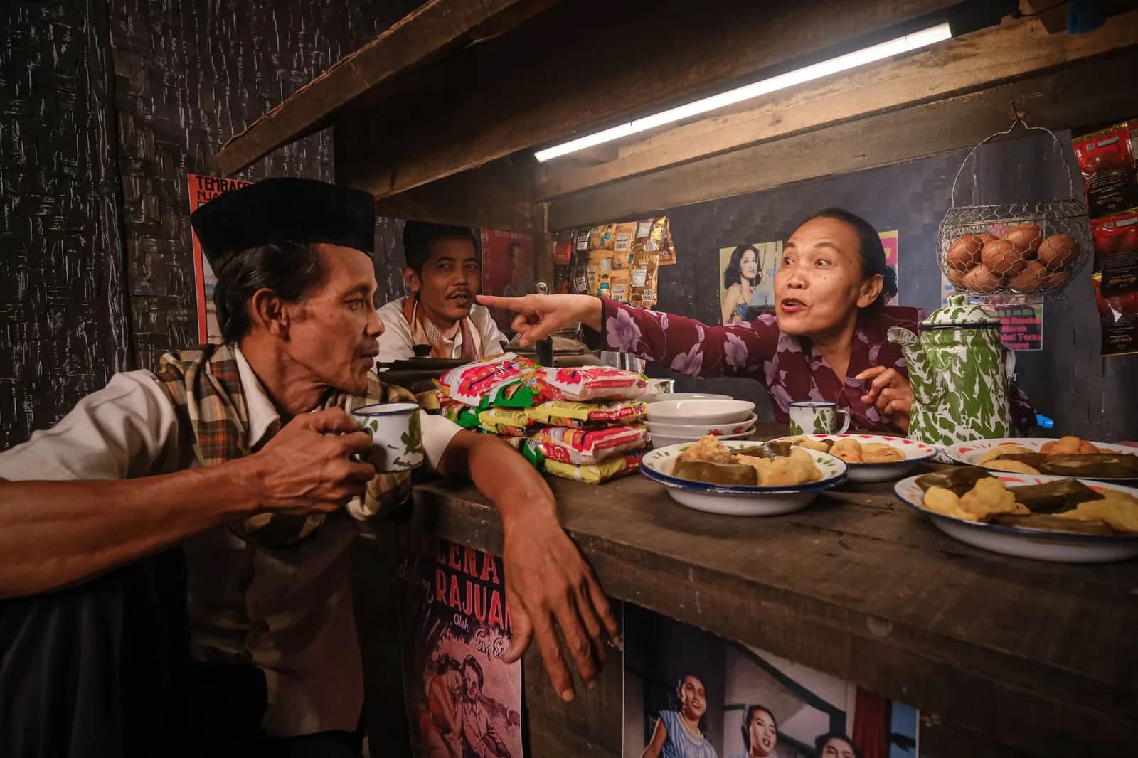 Repas traditionnel servi au comptoir d'un warung indonésien