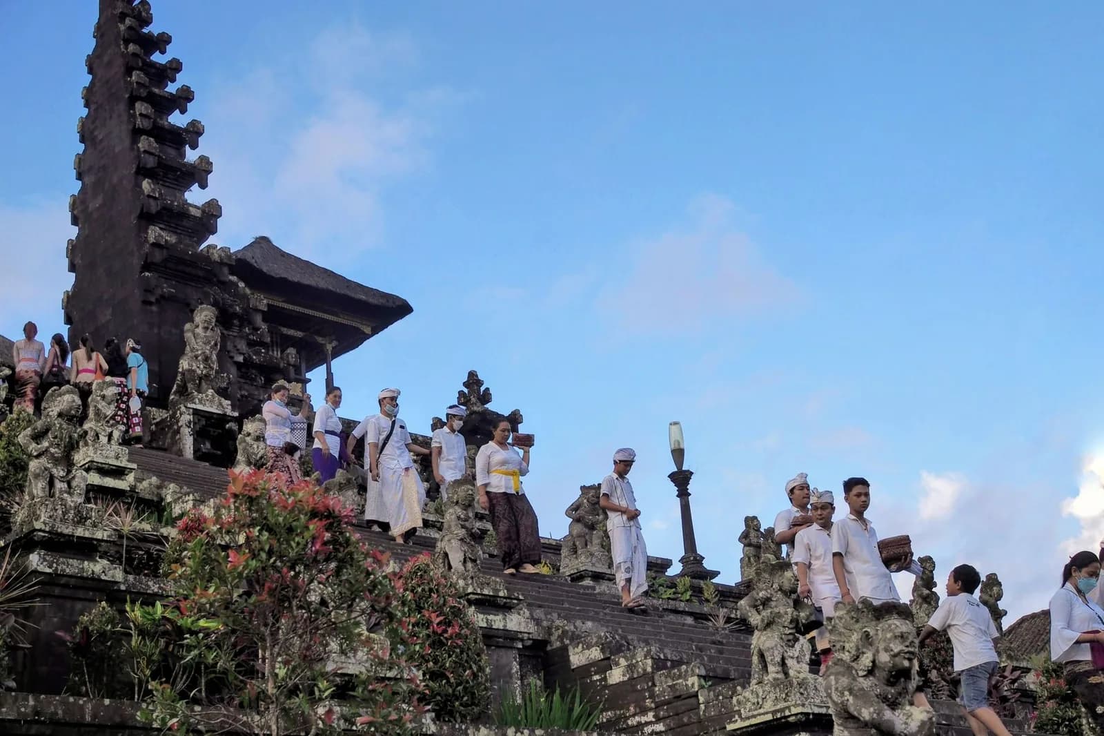 Fidèles en sarong et ceinture cérémonielle sur les escaliers du temple de Besakih, au pied du mont Agung, Bali
