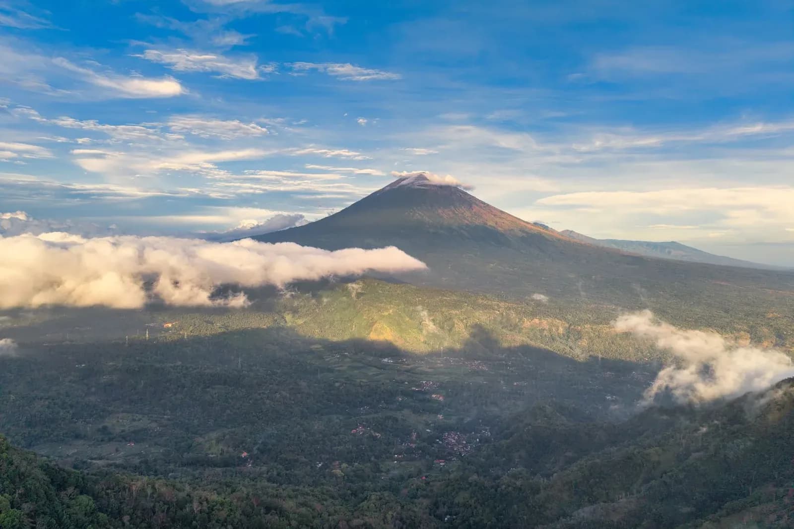 Le mont Agung dominant les villages de Karangasem, entre nuages et ciel bleu, dans l'est de Bali