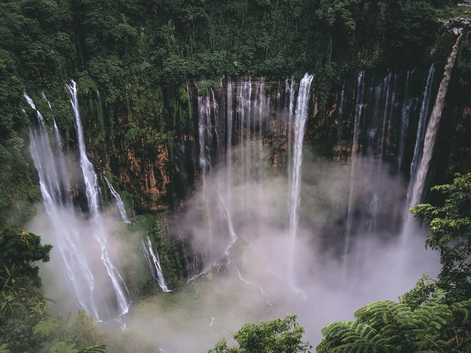 La cascade de Tumpak Sewu tombant en rideau dans une gorge verdoyante, Lumajang, Java Est