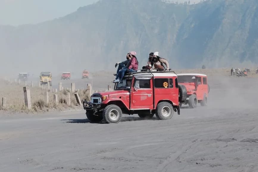 Jeeps tout-terrain dans la mer de sable du Tengger, au pied du mont Bromo, Java Est
