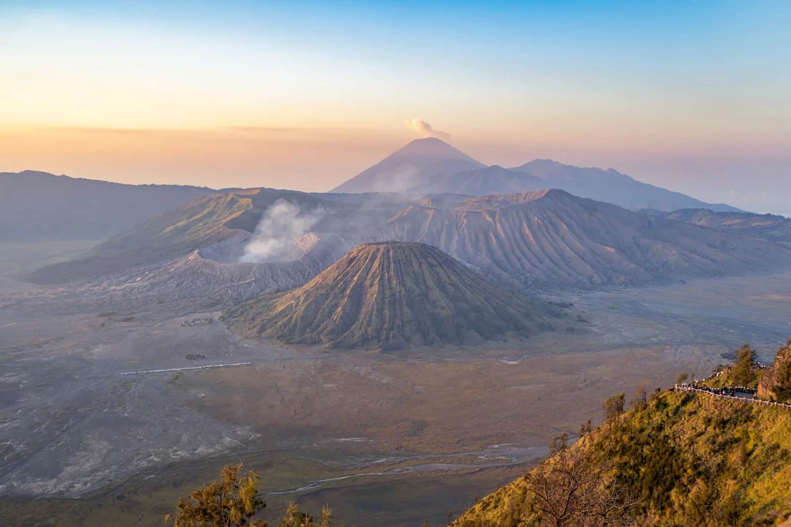 Le cratère fumant du mont Bromo et la mer de sable de la caldeira du Tengger au lever du soleil, Java Est