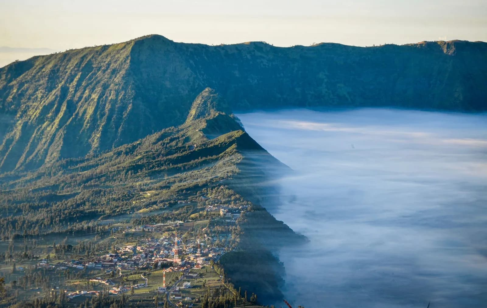 Le village de Cemoro Lawang au bord de la caldeira du Tengger, face au mont Bromo