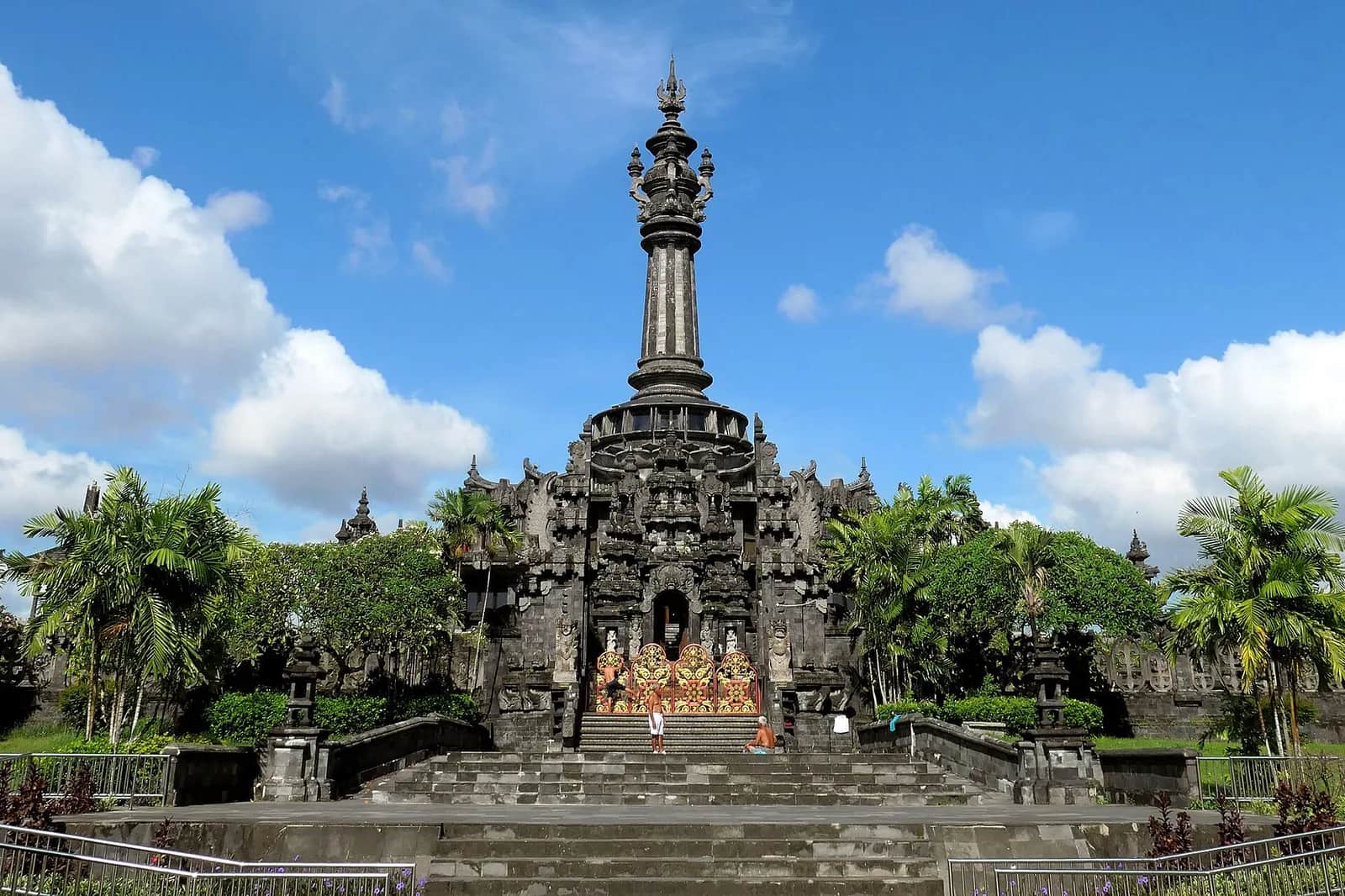 Monument Bajra Sandhi, sa flèche et son escalier d'entrée sous un ciel bleu, parc de Renon à Denpasar