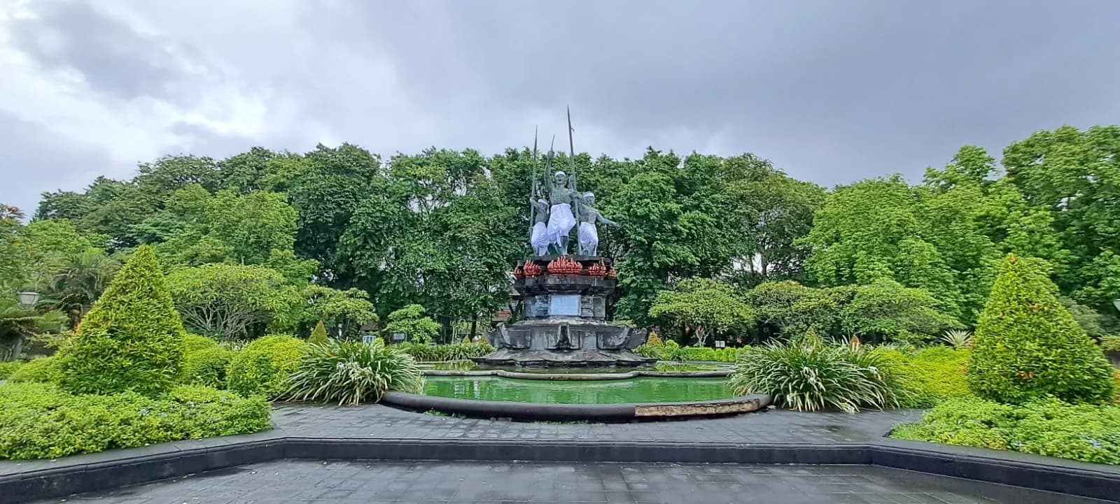 Monument du Puputan Badung à Denpasar : groupe sculpté au centre d'un bassin et de jardins