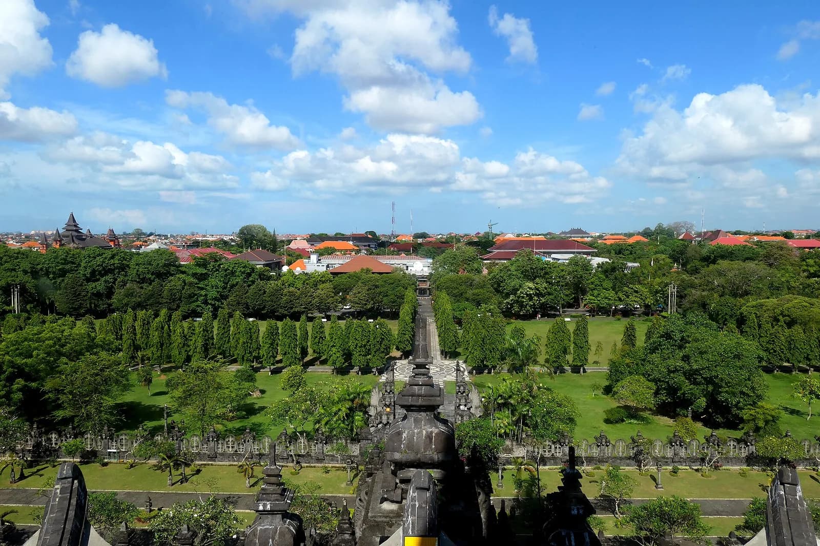 Vue sur le parc de Renon à Denpasar depuis la plateforme du monument Bajra Sandhi