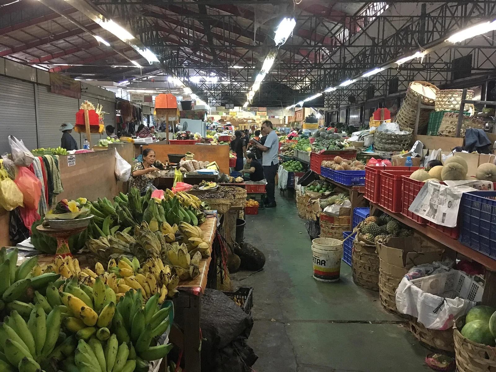 Allée du marché Pasar Badung à Denpasar avec bananes, fruits et légumes