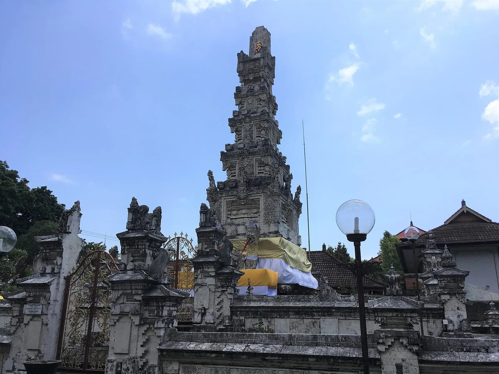 Haute tour en pierre du Pura Jagatnatha à Denpasar, entourée de sanctuaires