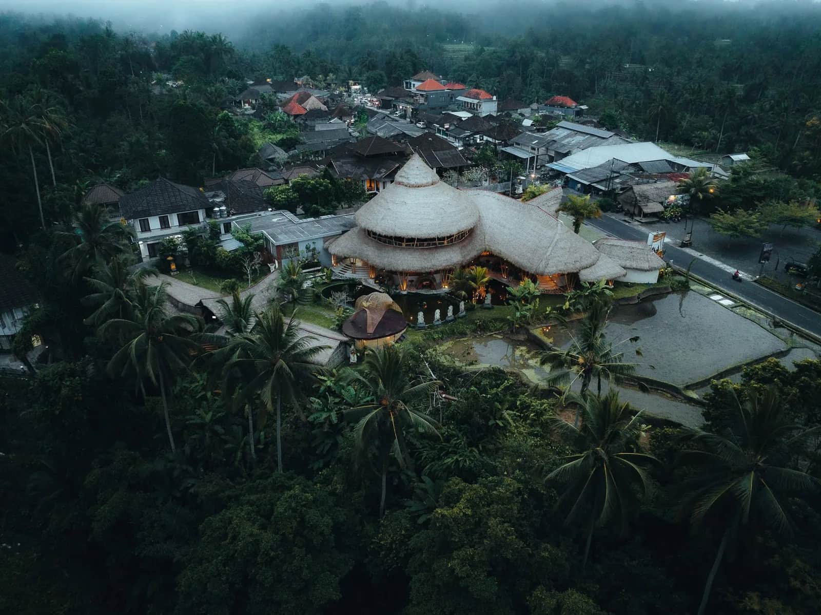 Bâtiment en bambou entouré de rizières près d'Ubud, à Bali