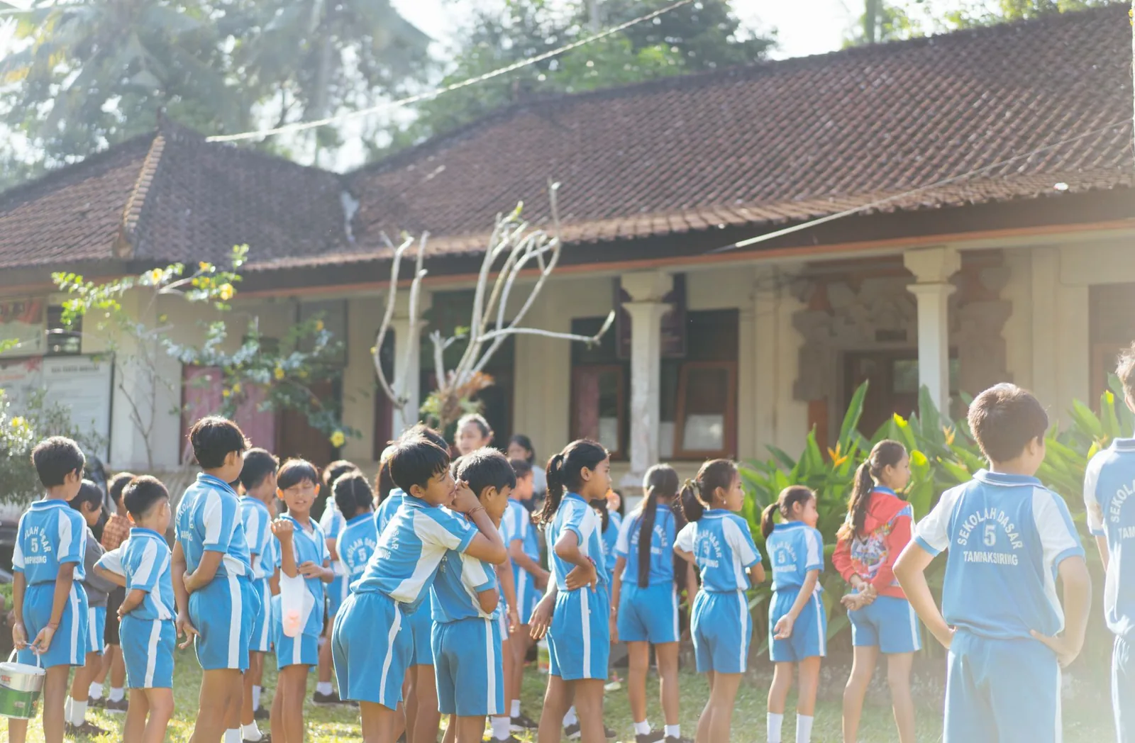 Élèves en uniforme d'une école primaire publique à Tampaksiring, à Bali