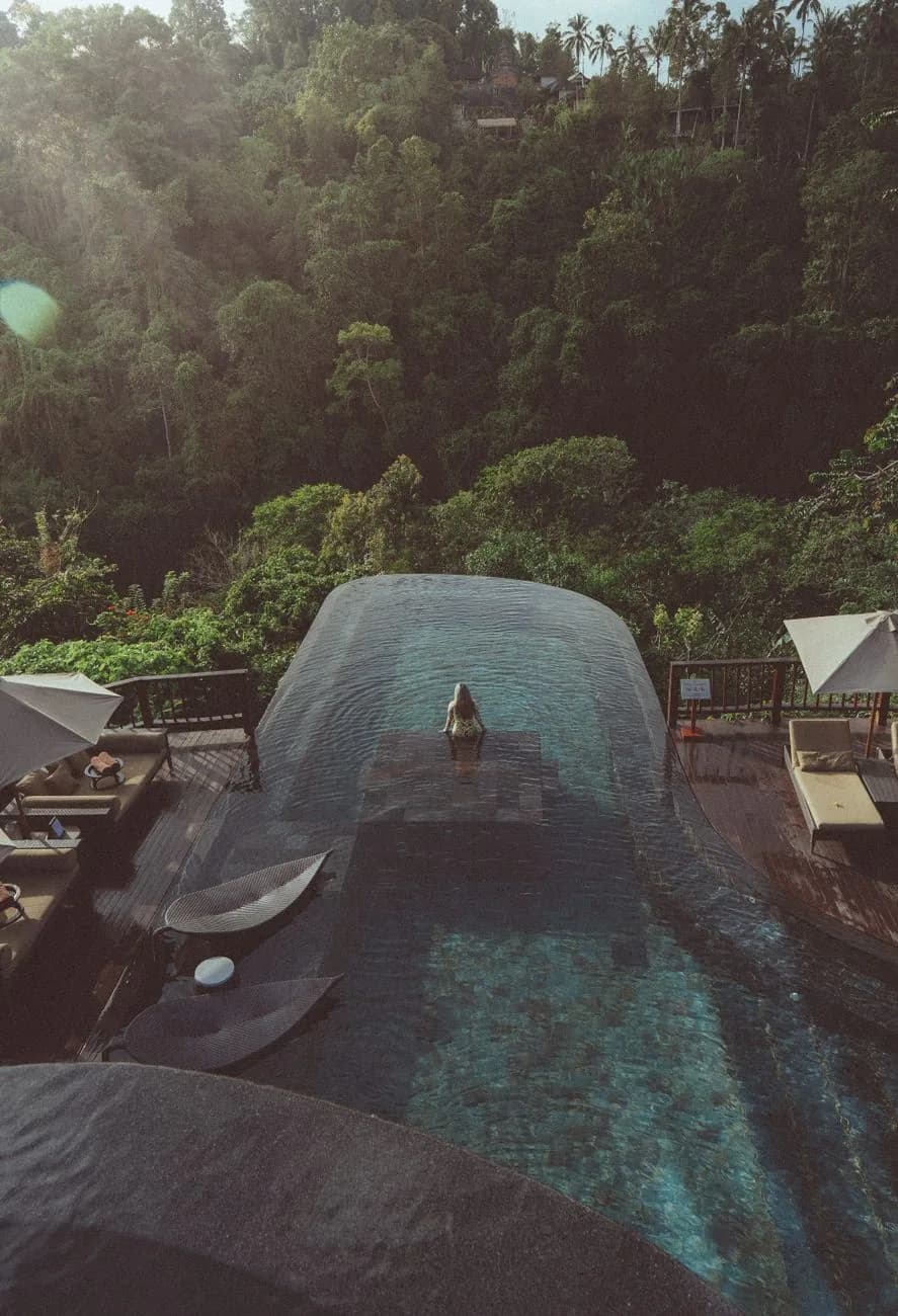 Piscine à débordement d'un hôtel dans la jungle d'Ubud