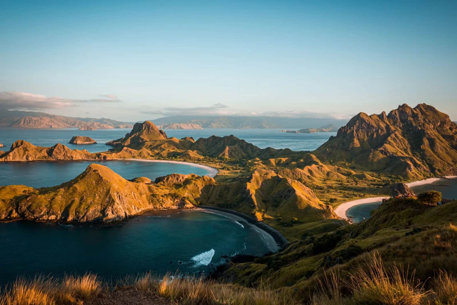 Vue depuis le sommet de l'île de Padar sur ses trois baies, dans le parc national de Komodo en Indonésie