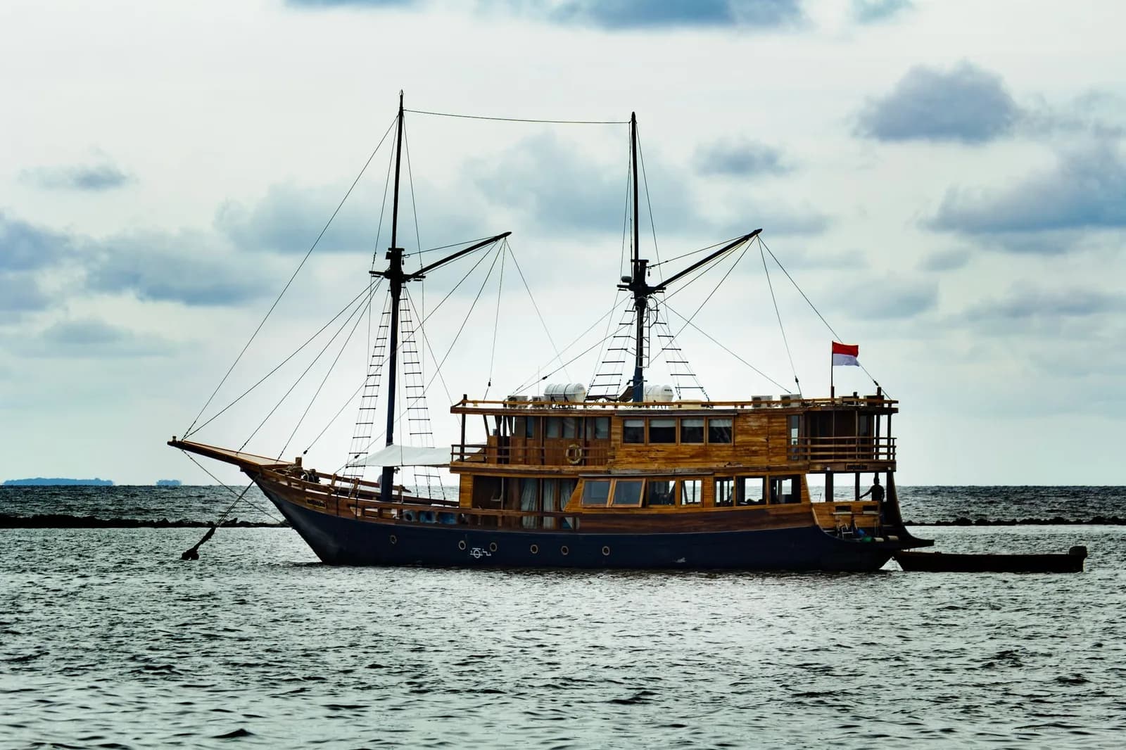Bateau phinisi en bois au mouillage au large de Labuan Bajo, sur l'île de Flores
