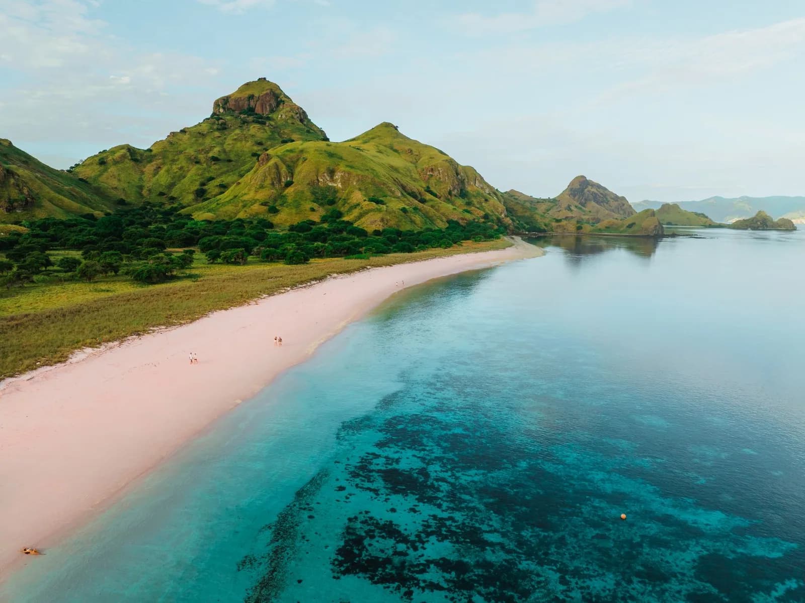 Sable rosé et eau turquoise de Pink Beach, sur l'île de Komodo
