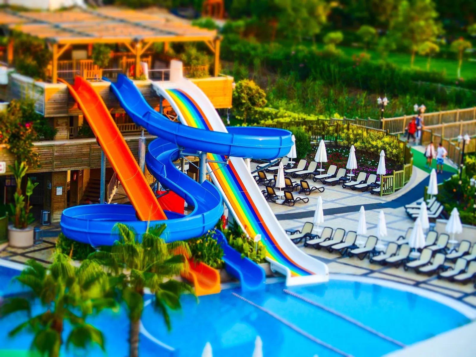 Toboggans colorés et bassin du parc aquatique Waterbom dans un jardin tropical à Kuta, Bali