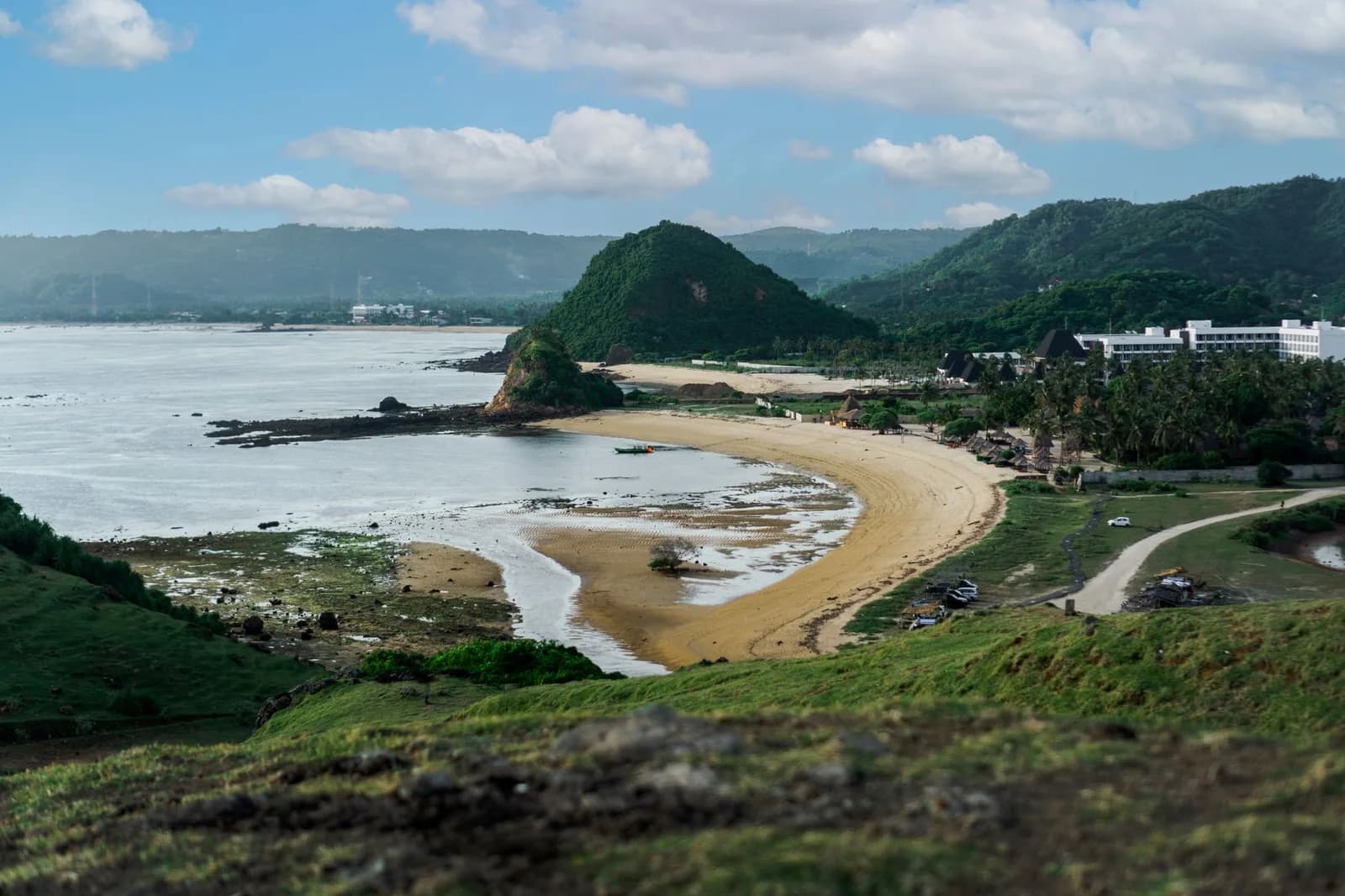 Baie de sable clair et collines sèches du sud de Lombok, autour de Kuta et de Mandalika