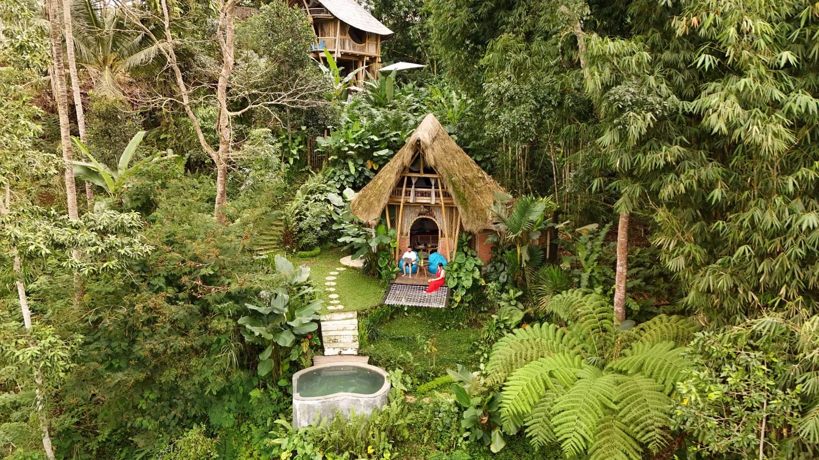 Cabane en bambou nichée dans la végétation tropicale de Bali