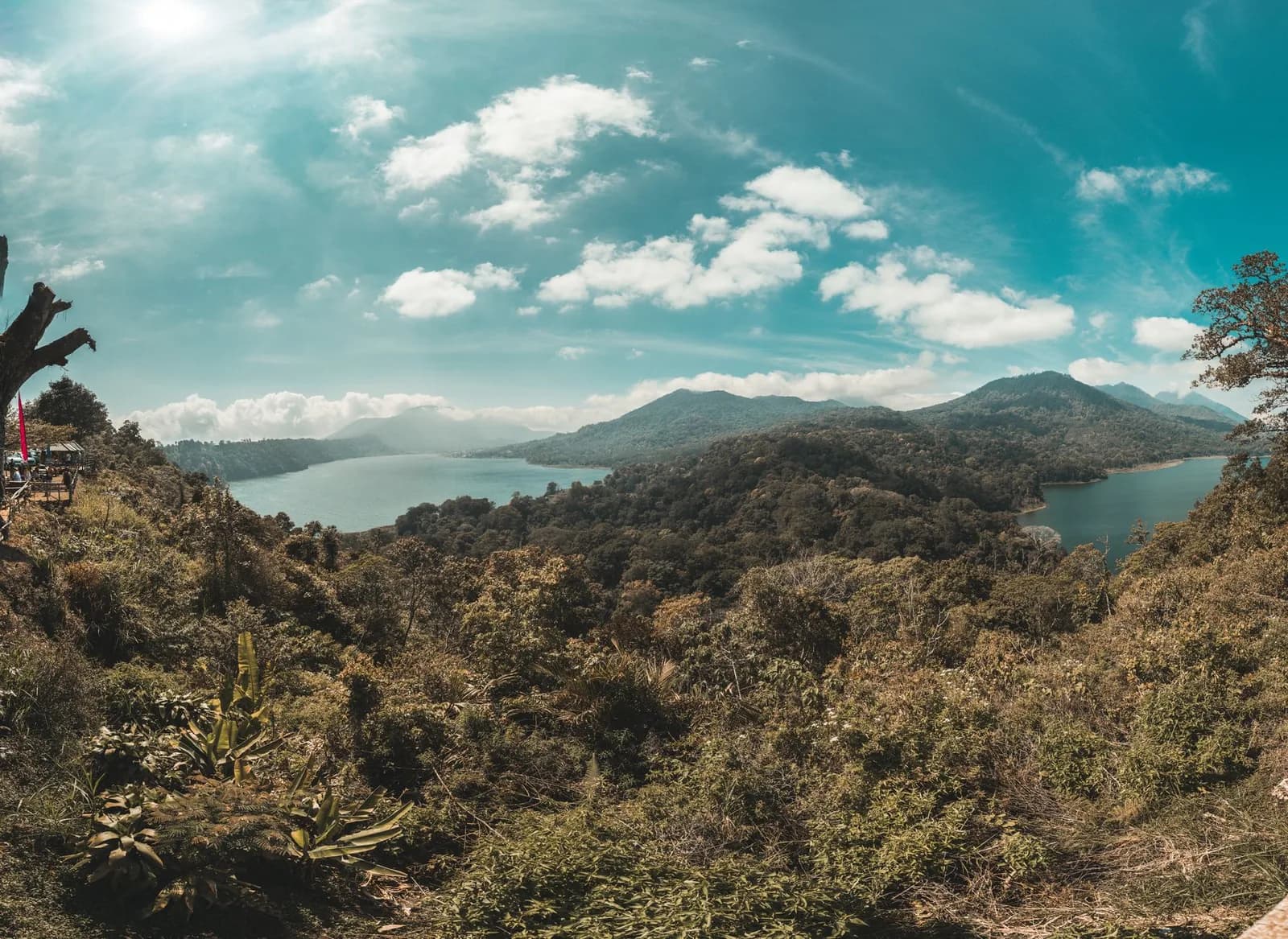 Vue en hauteur sur deux lacs de montagne entourés de collines à Bali