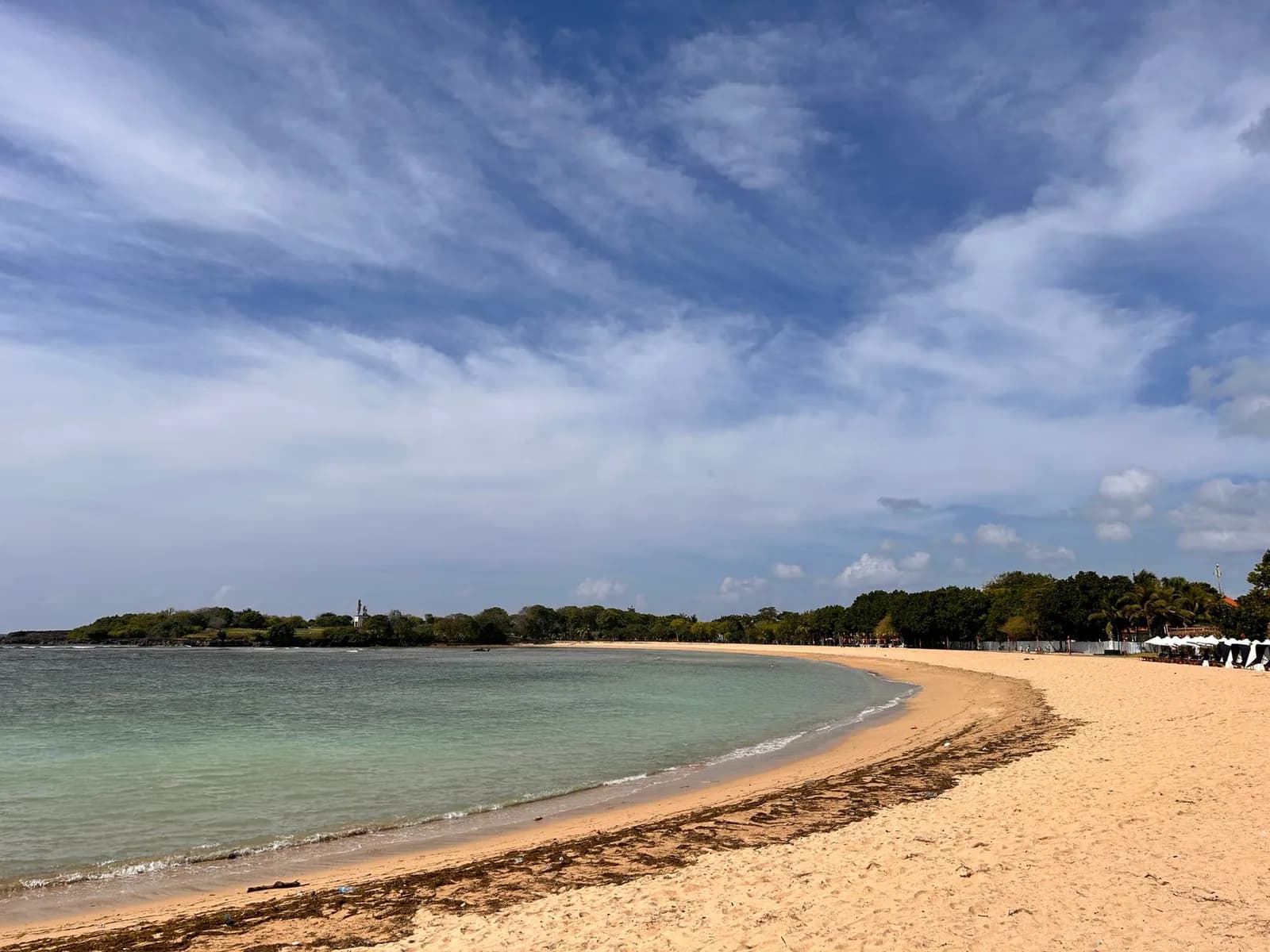 Lagon calme et plage de sable blanc de Nusa Dua, au sud-est de Bali