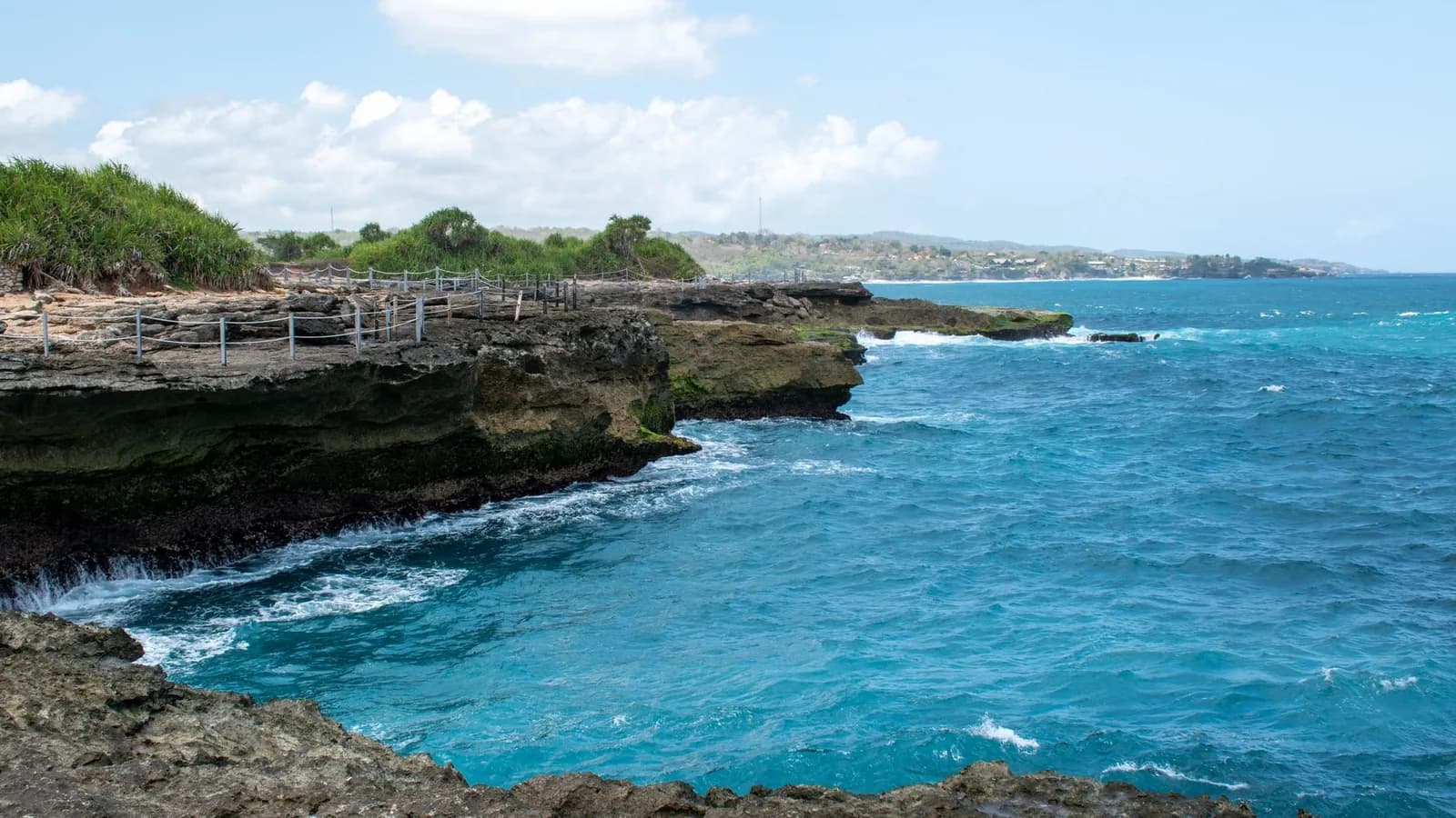 Sentier au bord des falaises de Devil's Tear à Nusa Lembongan, Bali