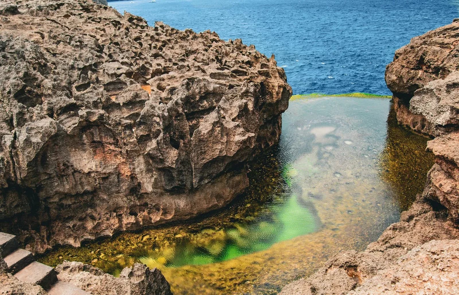 Piscine naturelle d'Angel's Billabong au bord de la falaise à Nusa Penida