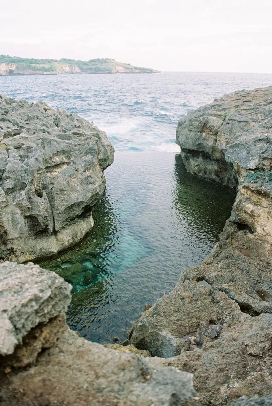 La vasque naturelle d'Angel's Billabong ouverte sur l'océan, avec la houle qui casse à l'entrée, Nusa Penida