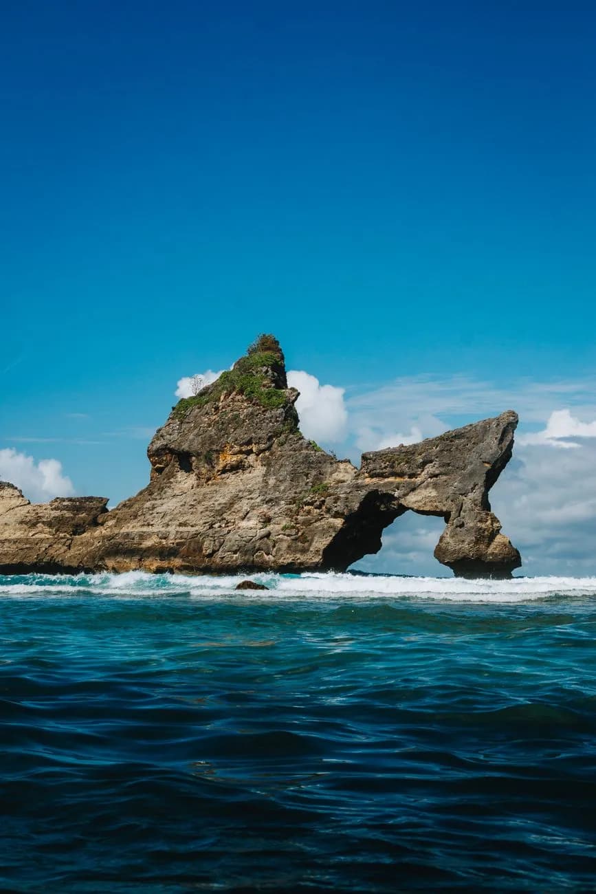 Le rocher percé d'une arche naturelle qui ferme la baie d'Atuh Beach, Nusa Penida