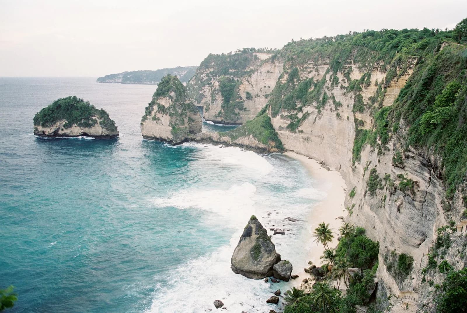 Le panorama des Thousand Islands au-dessus d'Atuh Beach, avec les îlots rocheux qui ferment la baie de l'est de Nusa Penida