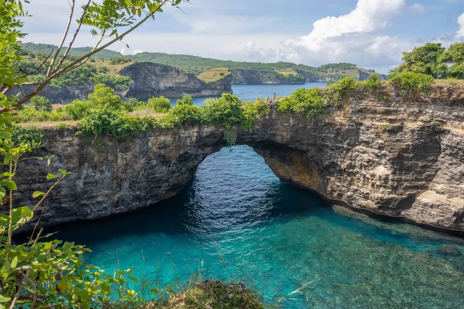 L'arche naturelle creusée dans la falaise de Broken Beach et sa crique turquoise, à Nusa Penida