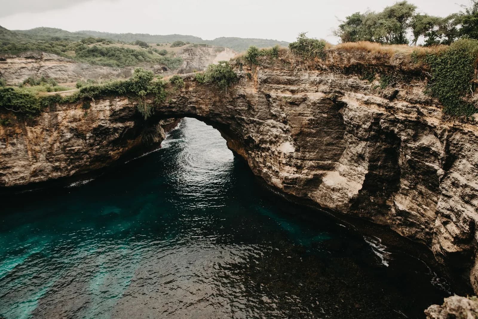 Arche naturelle et lagon circulaire de Broken Beach (Pasih Uug) à Nusa Penida