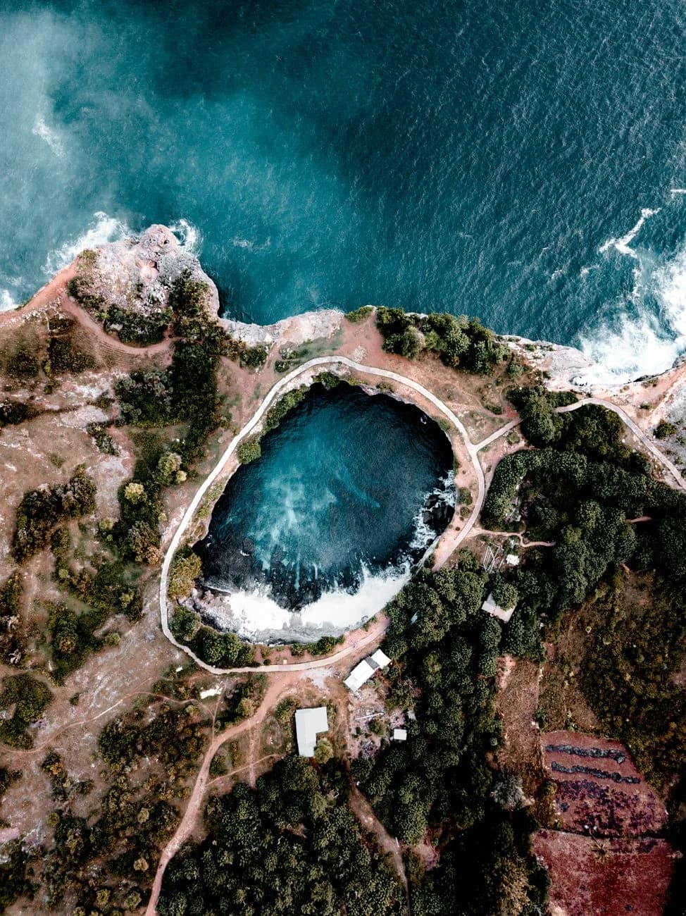 Vue aérienne de la crique circulaire de Broken Beach et du sentier qui en fait le tour, à Nusa Penida