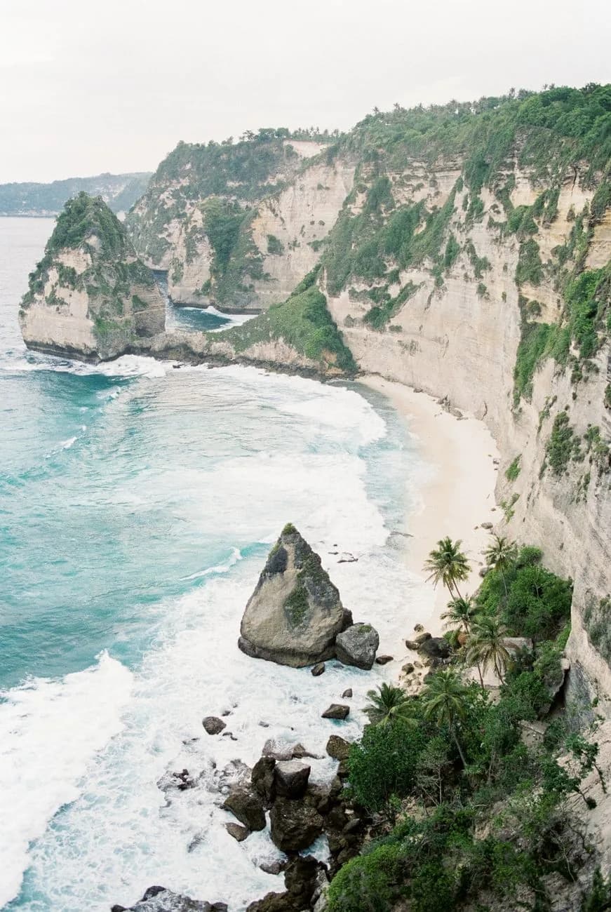 L'escalier de Diamond Beach descendant le long de la falaise blanche vers la plage et le rocher-diamant, Nusa Penida