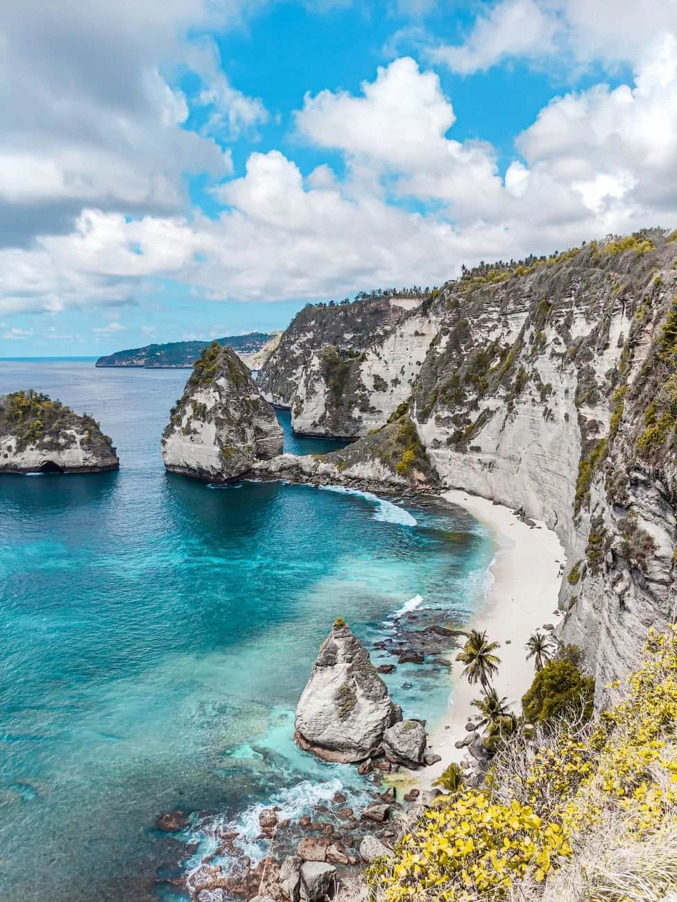 La falaise blanche, l'escalier taillé dans la roche et le rocher-diamant de Diamond Beach, à Nusa Penida