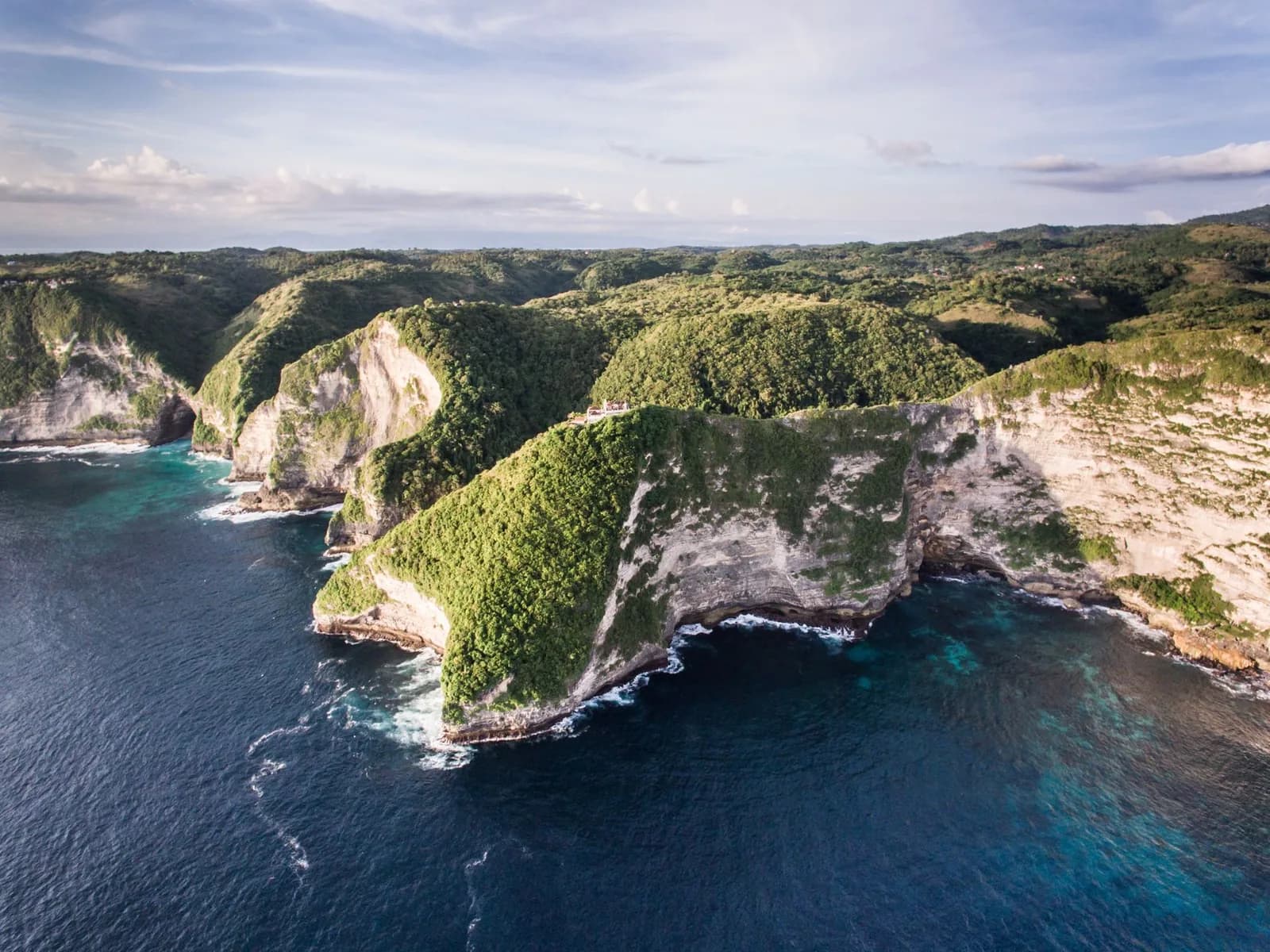 Vue aérienne par drone des falaises et des criques de la côte ouest de Nusa Penida, Bali