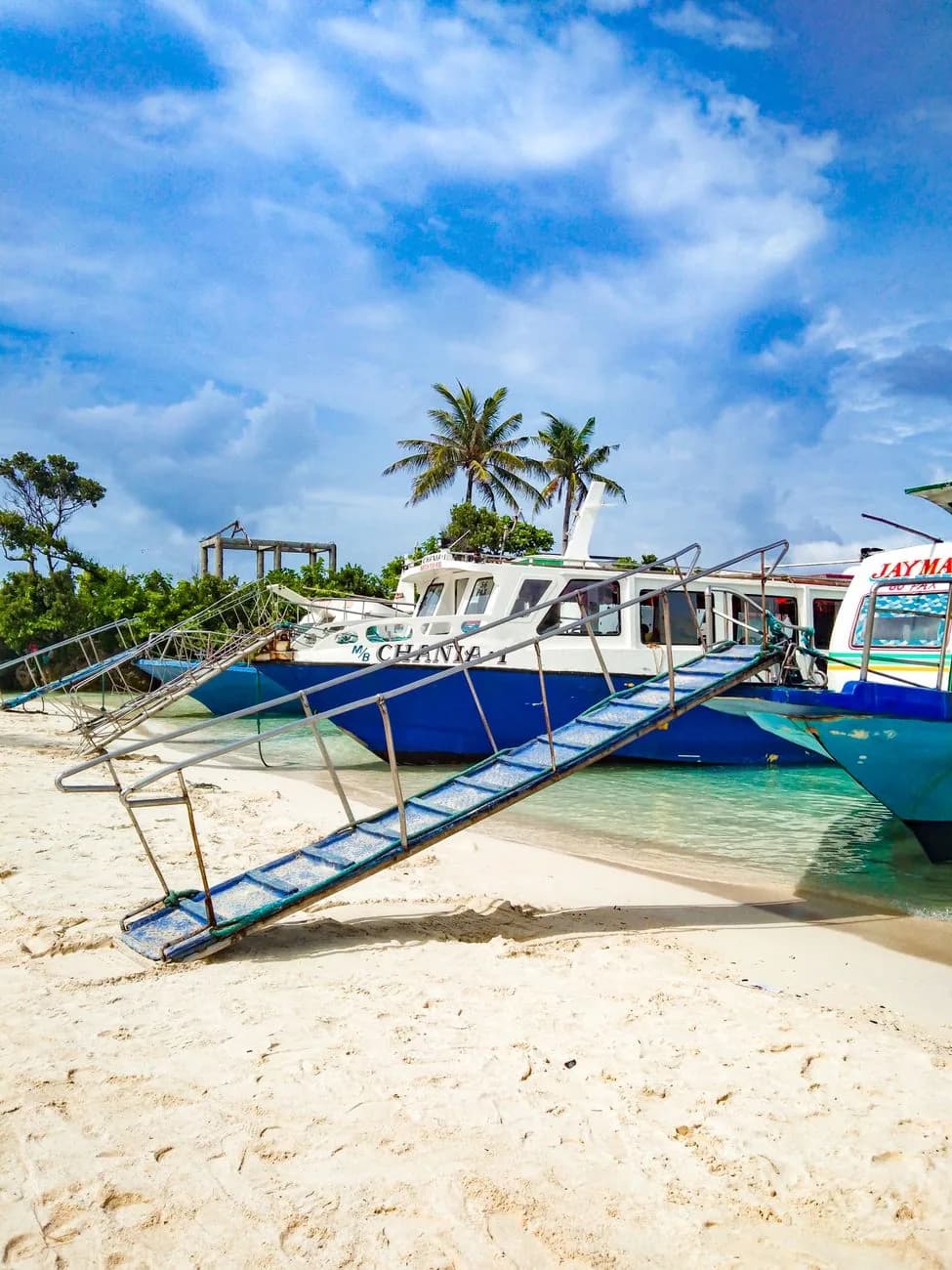 Bateaux de transfert échoués sur une plage de sable blanc à Nusa Penida, Bali