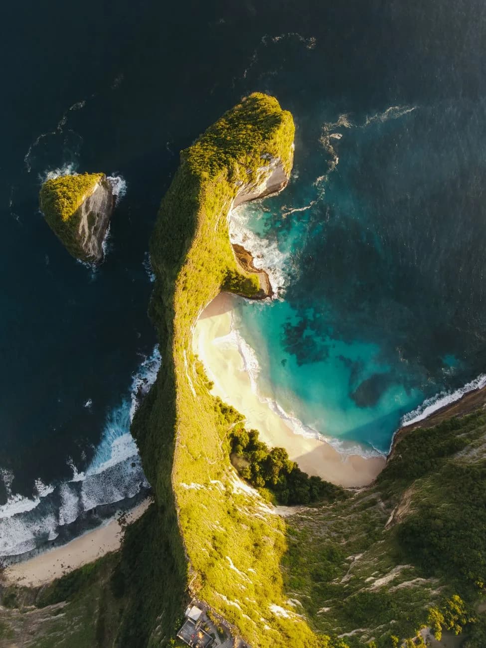 Vue aérienne de la falaise en forme de T-Rex et de la plage de Kelingking à Nusa Penida, Bali