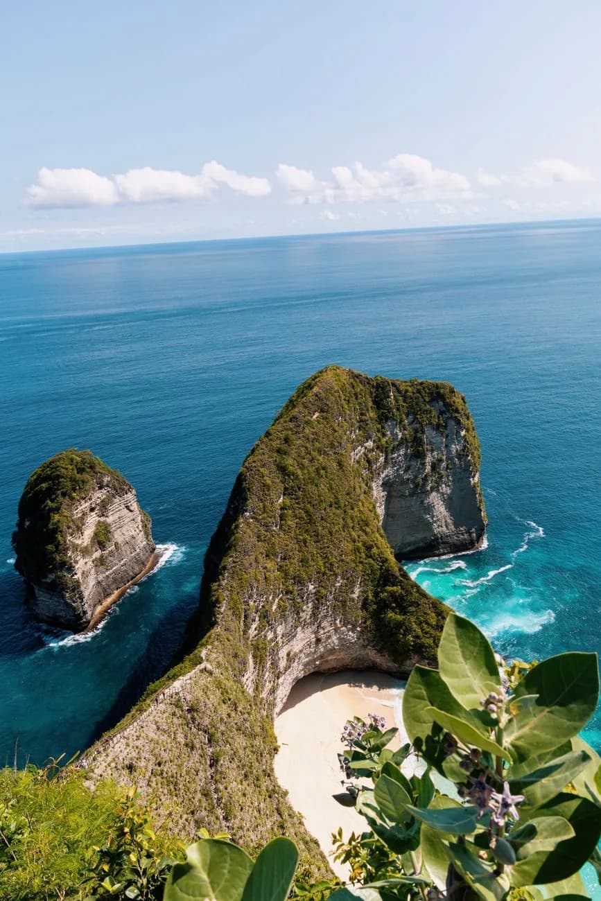 La silhouette en forme de T-Rex de la falaise de Kelingking plongeant dans l'océan, Nusa Penida, Bali