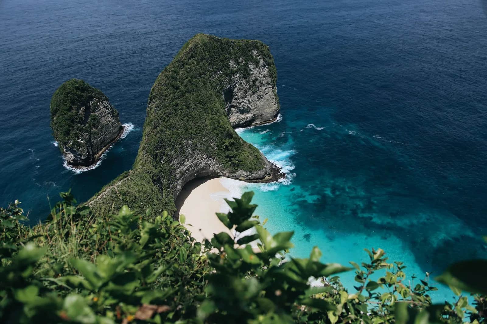 La falaise en forme de T-Rex et la plage de sable blanc de Kelingking Beach vues du point de vue, à Nusa Penida