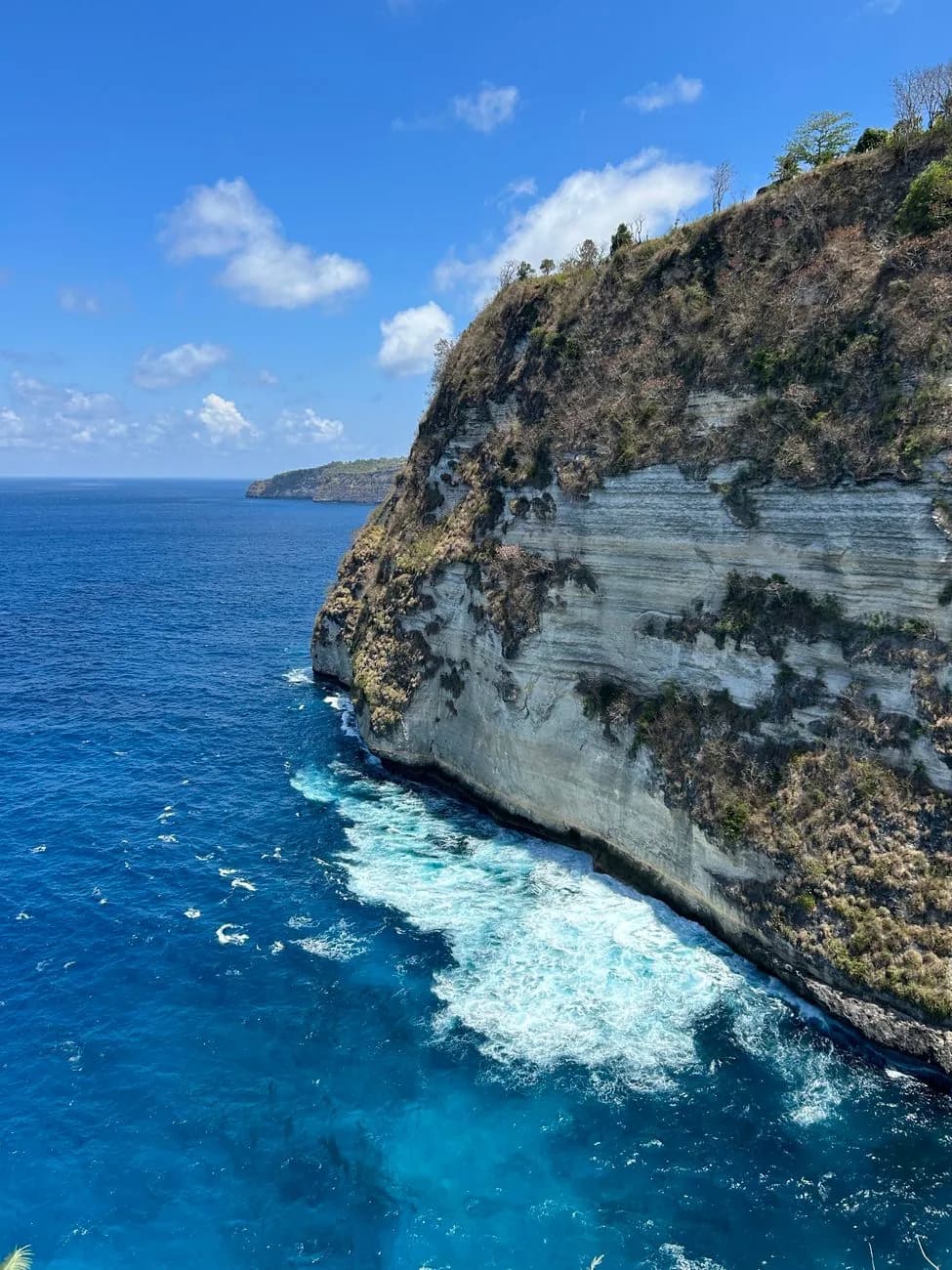 Falaises abruptes de la côte sud de Nusa Penida vers la source sacrée de Peguyangan
