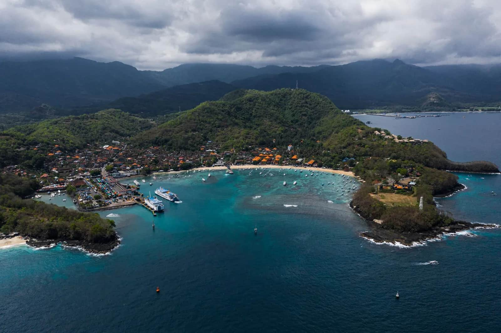Vue aérienne de la baie et du port de Padang Bai, sur la côte est de Bali, en Indonésie