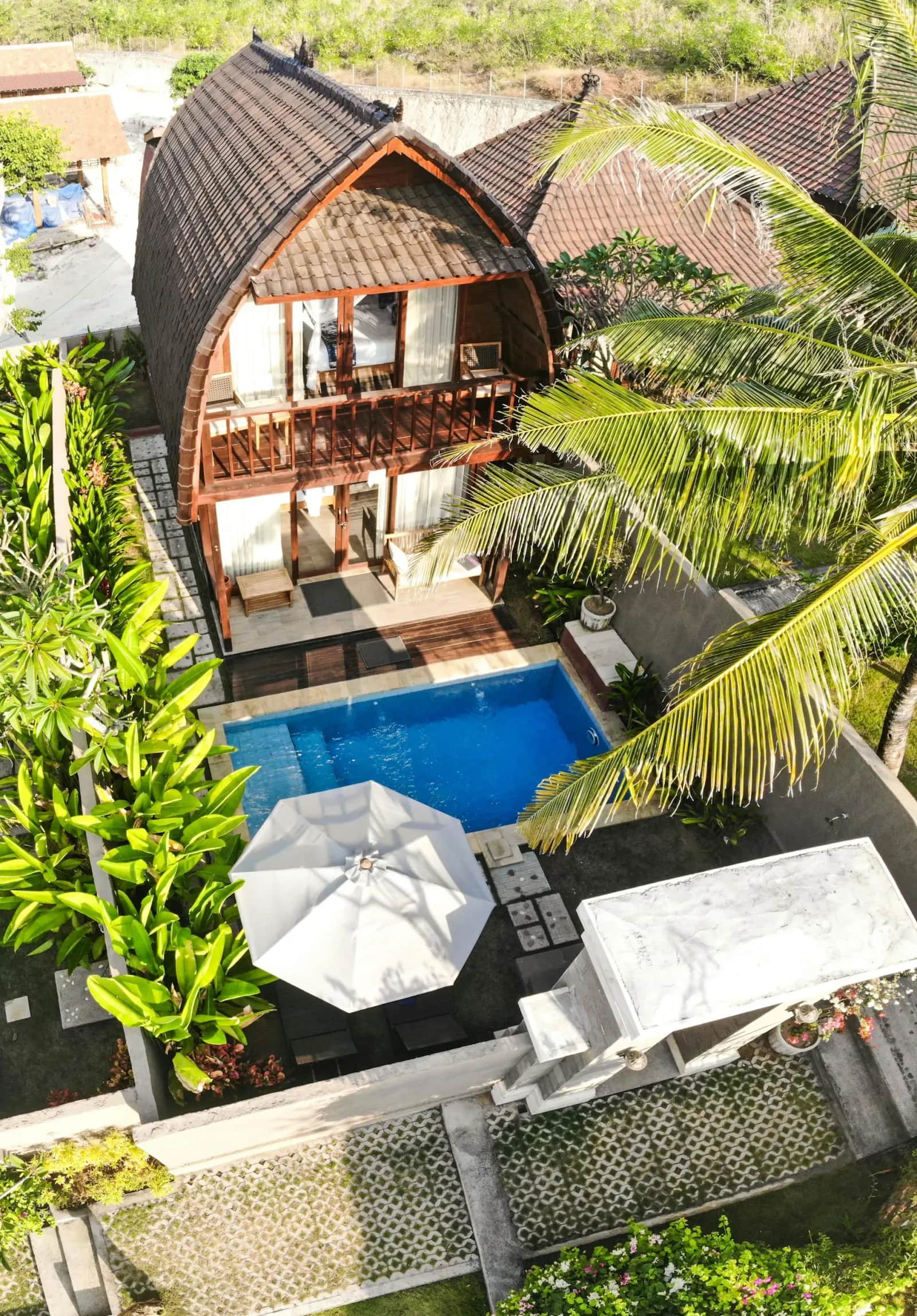 Villa de luxe avec piscine à Bali entourée de végétation tropicale