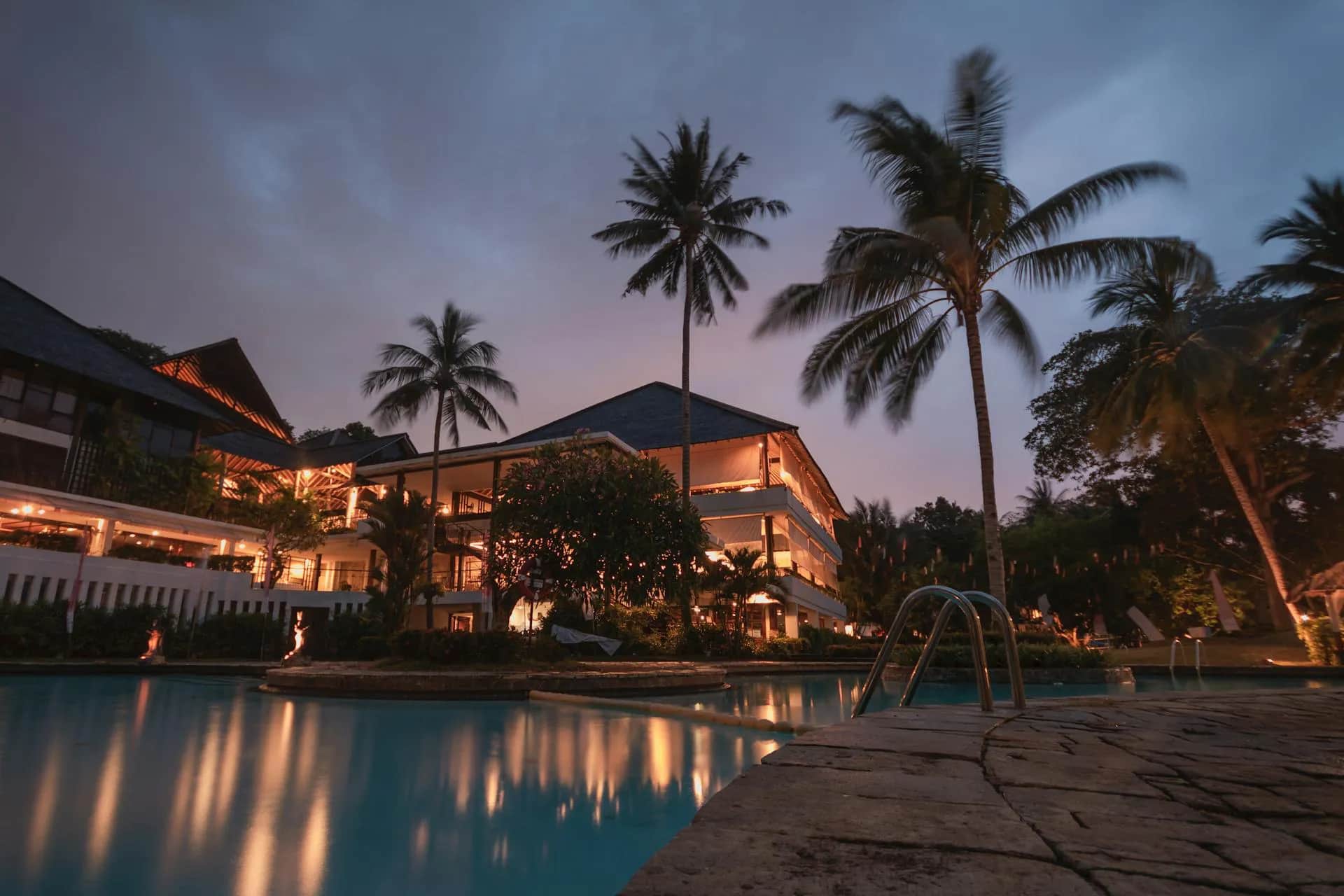 Resort hôtelier à Bali avec piscine et végétation tropicale