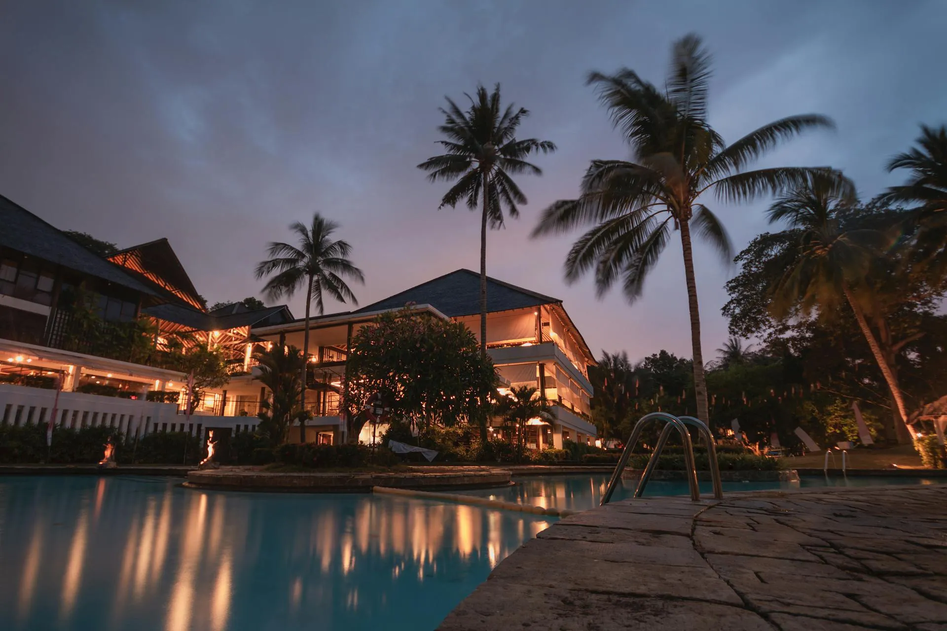 Resort hôtelier à Bali avec piscine et végétation tropicale
