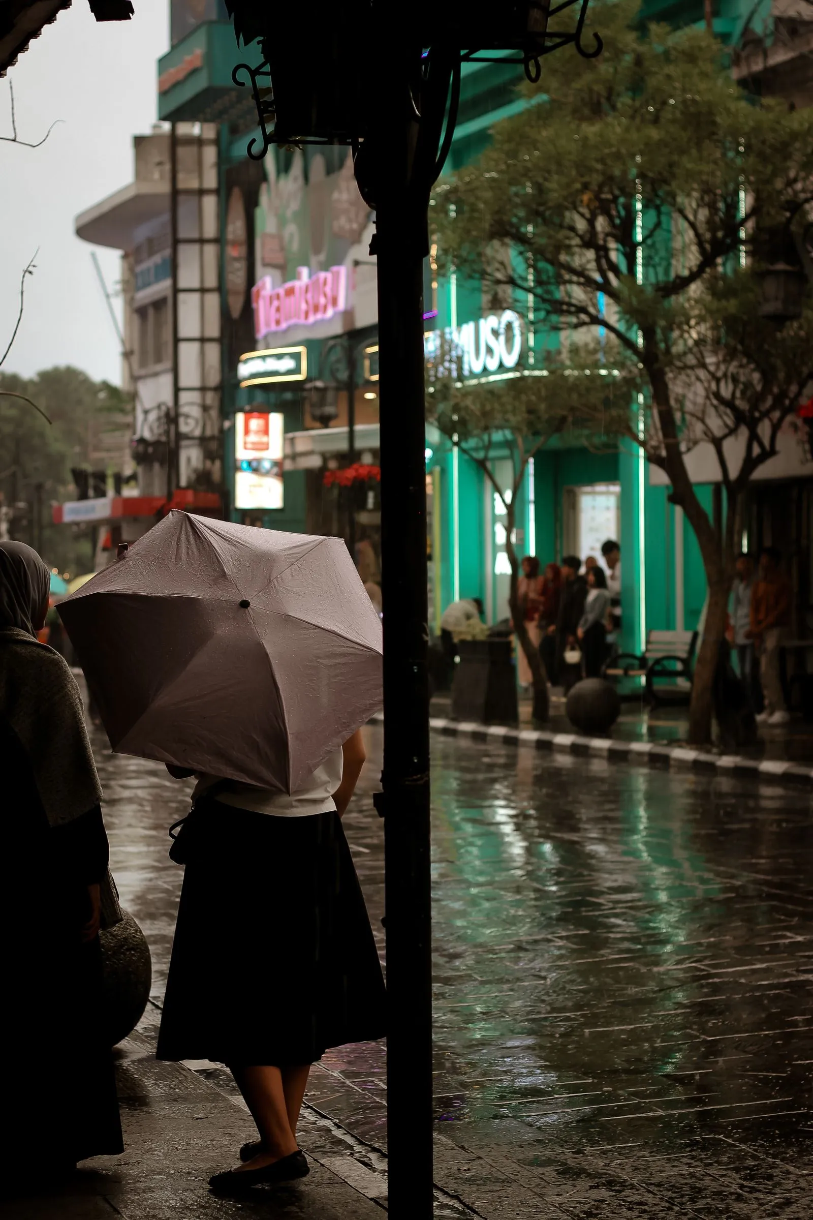 Rue sous la pluie en Indonésie